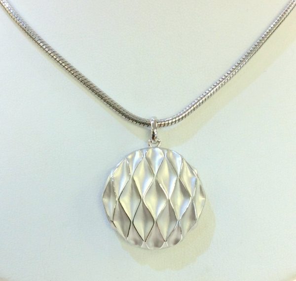 Mother's Day Gift Idea: Elegant silver pendant 