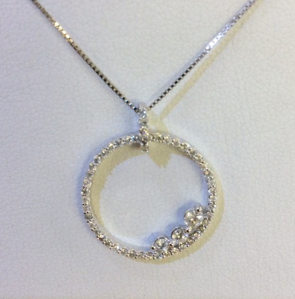 Diamond pendant necklace in white gold