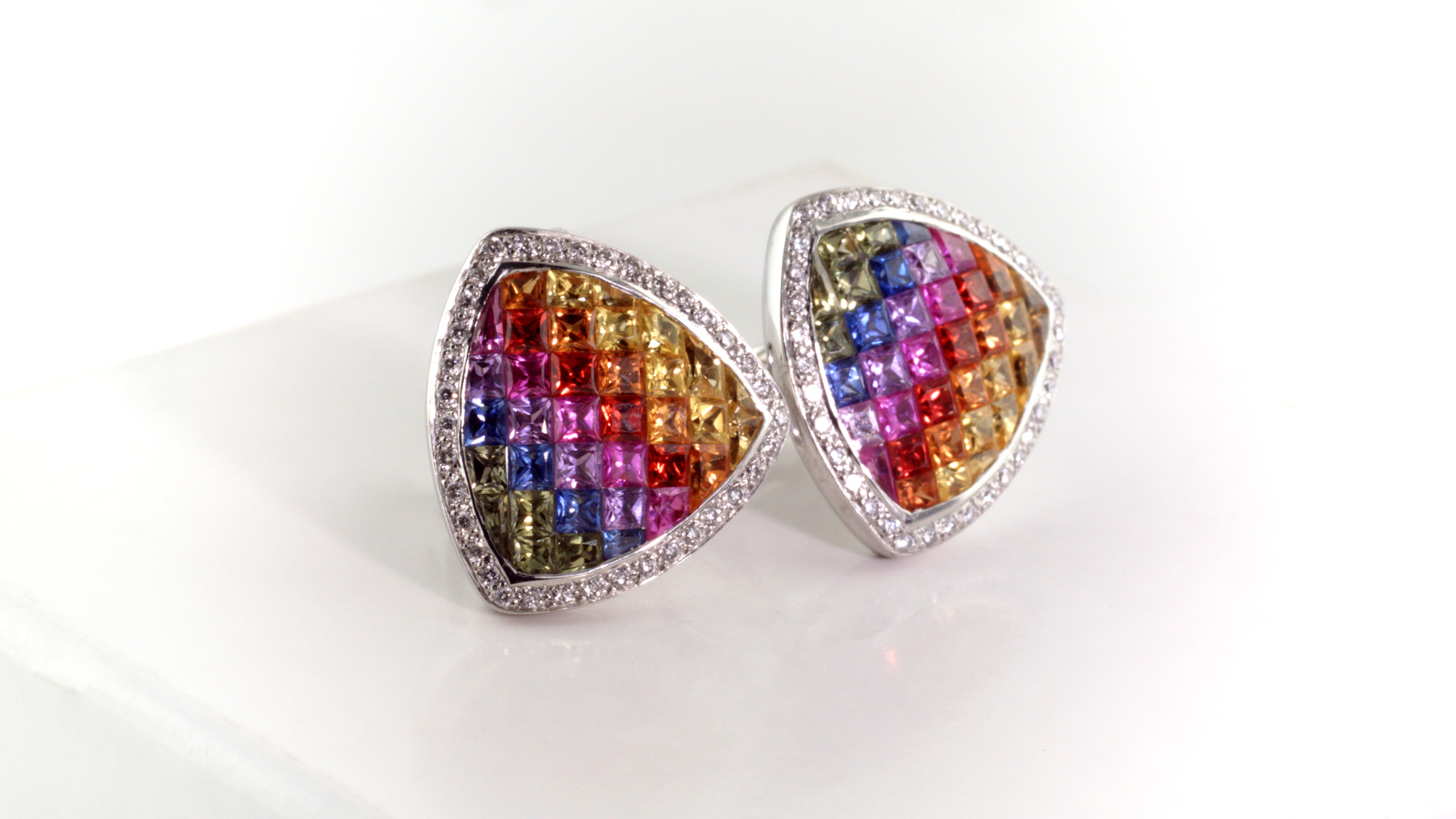 Multicolor sapphire and diamond earrings in white gold.