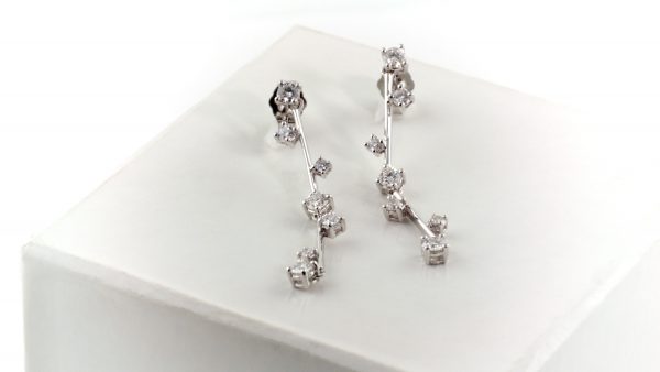 Diamond earrings in 14K white gold.