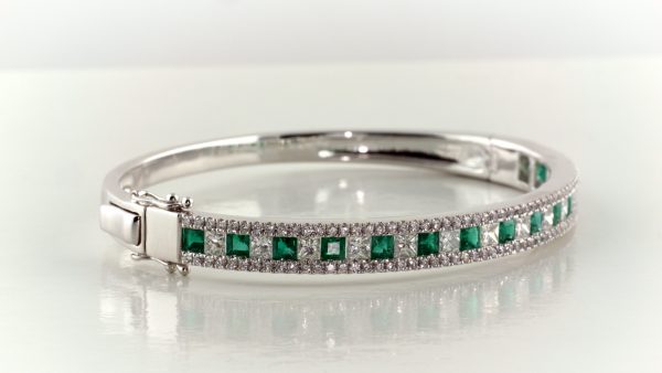 Emerald and diamond bangle bracelet in 18K white gold