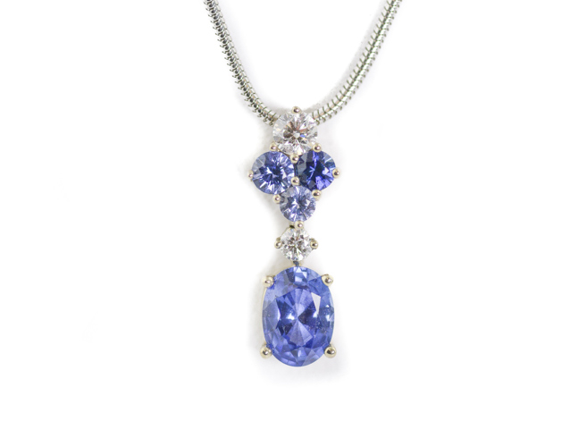 Sapphire and diamond pendant necklace n 18K white gold
