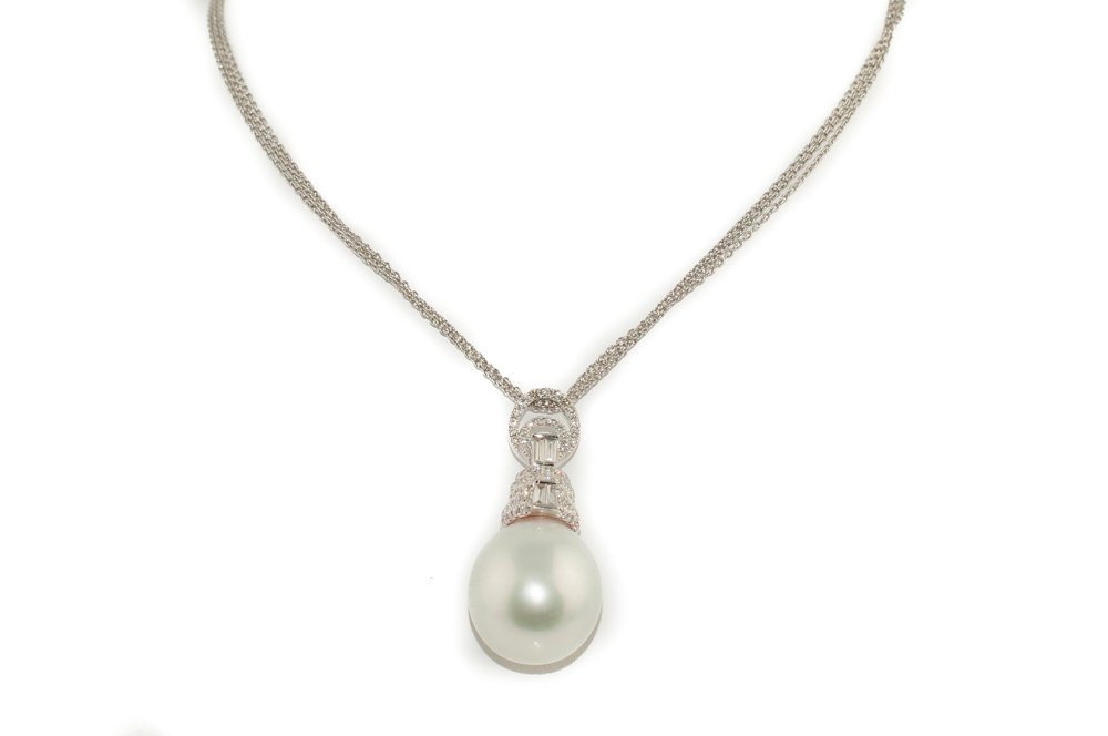 Pearl and diamond pendant necklace in 14K white gold