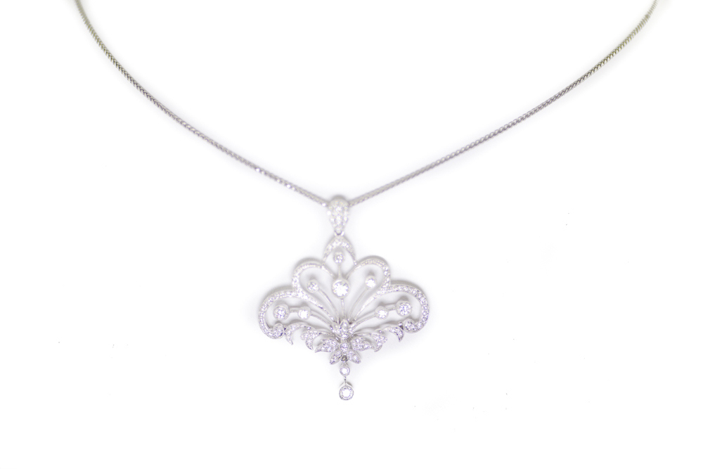 Diamond pendant necklace in 14K white gold